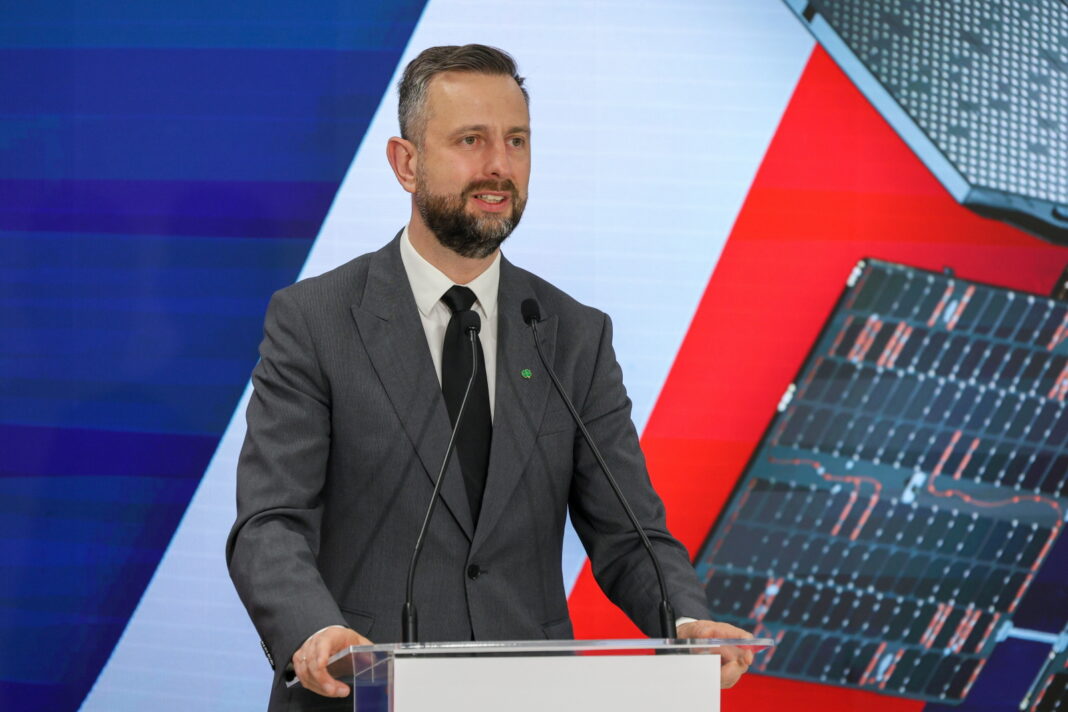 Warszawa, 14.05.2025. Wicepremier, minister obrony narodowej W³adys³aw Kosiniak-Kamysz podczas konferencji prasowej w Wojskowym Centrum Edukacji Obywatelskiej w Warszawie, 14 bm. Konferencji bêdzie towarzyszy³o podpisanie umowy na dostawê Satelitarnego Systemu Obserwacji Ziemi w programie MikroSAR. (mr) PAP/Paweł Supernak