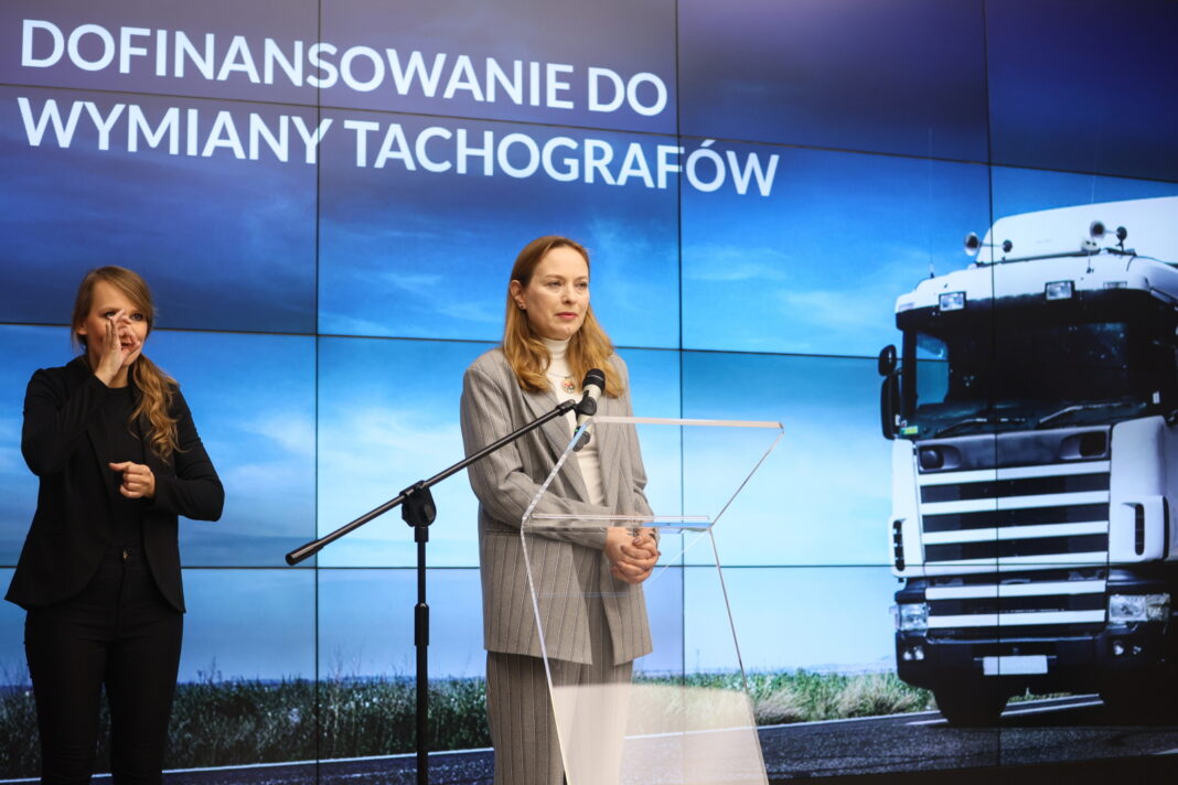 Warszawa, 16.05.2025. Minister funduszy i polityki regionalnej Katarzyna Pełczyńska-Nałęcz podczas briefingu prasowego w siedzibie MFiPR w Warszawie, 16 bm. Spotkanie dot. dofinansowania wymiany tachografów z KPO. (mr) PAP/Leszek Szymański