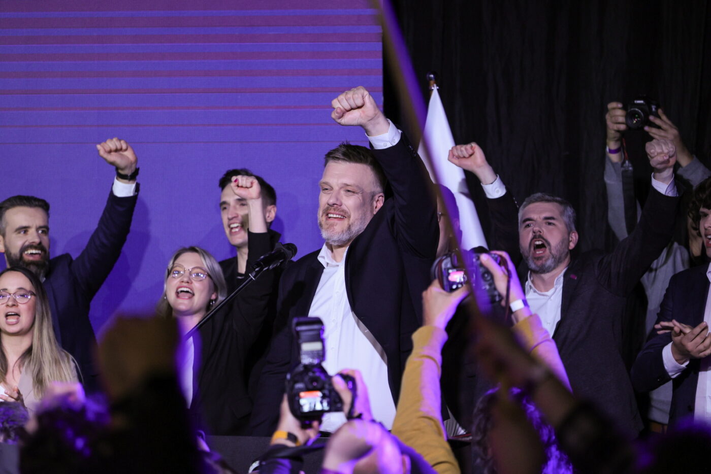 Warszawa, 18.05.2025. Wybory prezydenta RP - I tura. Kandydat Partii Razem Adrian Zandberg (C) w swoim sztabie wyborczym w Warszawie, 18 bm. Zakończyło się głosowanie w I turze wyborów prezydenta RP. Foto: PAP/Rafał Guz