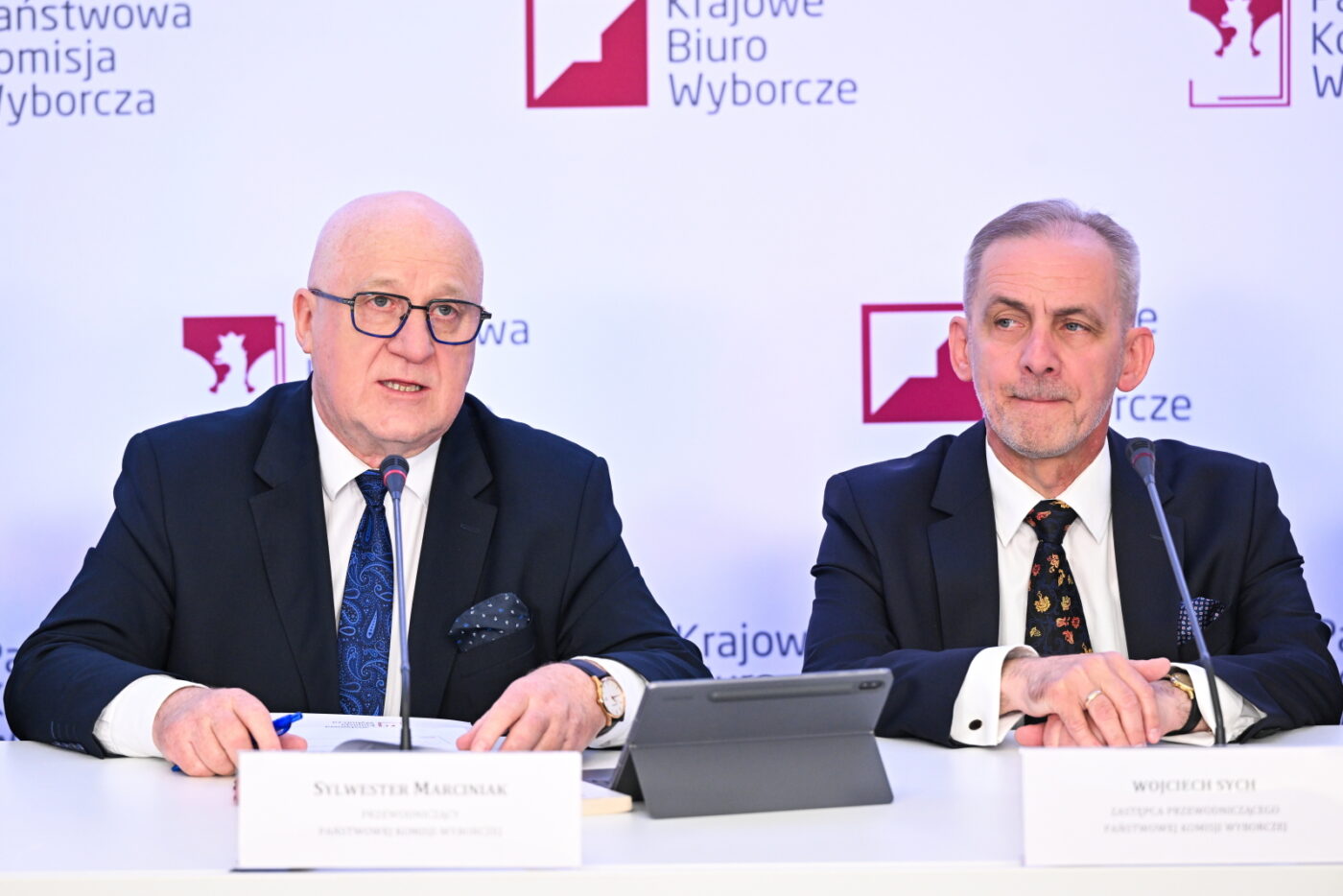 Warszawa, 19.05.2025. Wybory prezydenta RP. Przewodniczący Państwowej Komisji Wyborczej Sylwester Marciniak (L) oraz członek PKW Wojciech Sych (P) podczas konferencji PKW, 19 bm. w Warszawie. Wczoraj odbyła się I tura wyborów prezydenta RP. Foto: PAP/Radek Pietruszka