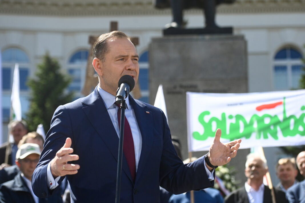 Warszawa, 20.05.2025. Wybory prezydenta RP - kampania przed II tur¹. Kandydat Komitetu Obywatelskiego na fotel prezydenta RP, popierany przez PiS prezes Instytutu Pamiêci Narodowej Karol Nawrocki podczas konferencji prasowej pod pomnikiem Wincentego Witosa w Warszawie, 20 bm. Foto: PAP/Piotr Nowak