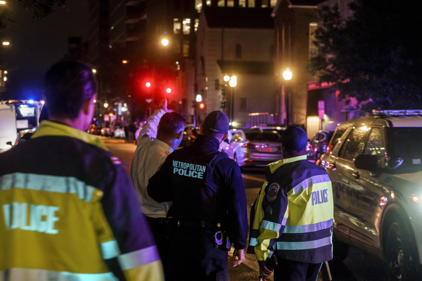 Policjanci na miejscu, gdzie dwie osoby zostały postrzelone i zabite w pobliżu Stołecznego Muzeum Żydowskiego w Waszyngtonie, DC, USA, 22 maja 2025 r. Foto: EPA/WILL OLIVER