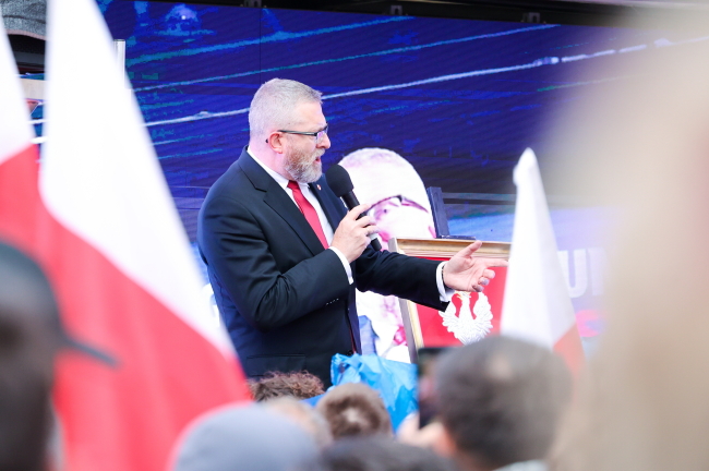 Warszawa, 16.05.2025. Wybory Prezydenta RP 2025 - kampania. Europose³, kandydat w zbli¿aj¹cych siê wyborach na fotel prezydenta RP Grzegorz Braun podczas spotkania podsumowuj¹cego kampaniê wyborcz¹, 16 bm. na Placu Zamkowym w Warszawie. Foto: PAP/Szymon Pulcyn