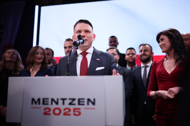 Warszawa, 18.05.2025. Wybory prezydenta RP - I tura. Kandydat Konfederacji S³awomir Mentzen w swoim sztabie wyborczym w Warszawie, 18 bm. Zakończyło się głosowanie w I turze wyborów prezydenta RP. Foto: PAP/Leszek Szymański