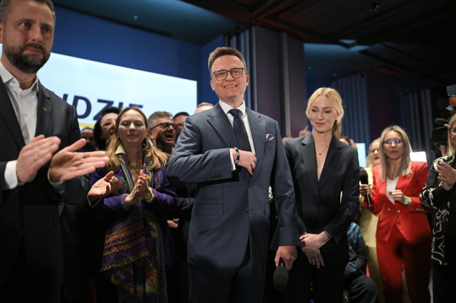Wybory prezydenta RP - I tura. Kandydat Trzeciej Drogi, marszałek Sejmu Szymon Hołownia (C) z żoną Urszulą (P) i wicepremier, minister obrony narodowej Władysław Kosiniak-Kamysz (L) w sztabie wyborczym w Warszawie, 18 bm. Zakończyło się głosowanie w I turze wyborów prezydenta RP. Foto: PAP/Marcin Obara