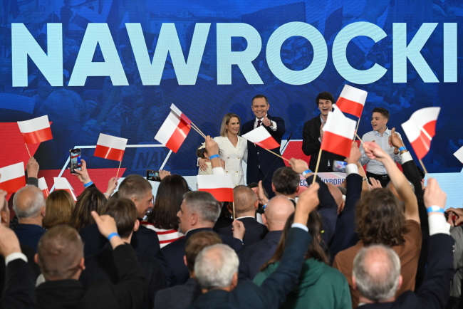 Gdańsk, 18.05.2025. Wybory prezydenta RP - I tura. Kandydat Komitetu Obywatelskiego, popierany przez Prawo i Sprawiedliwość prezes IPN Karol Nawrocki (2L) żona Marta Nawrocka (L) w sztabie wyborczym w Gdańsku, 18 bm. Zakończyło się g³osowanie w I turze wyborów prezydenta RP. foto PAP/Adam Warżawa