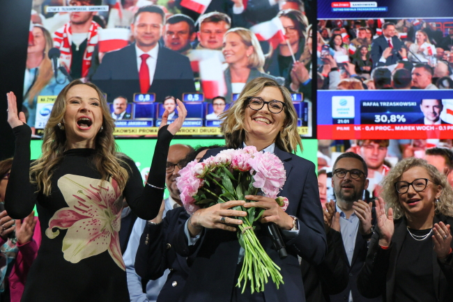Wybory prezydenta RP - I tura. Wicemarszałkini Senatu, kandydatka Lewicy Magdalena Biejat (C), minister ds. równości Katarzyna Kotula (P) i minister rodziny, pracy i polityki społecznej Agnieszka Dziemianowicz-Bąk (L) w sztabie wyborczym w Warszawie, 18 bm. Zakończyło się głosowanie w I turze wyborów prezydenta RP. Foto: PAP/Paweł Supernak