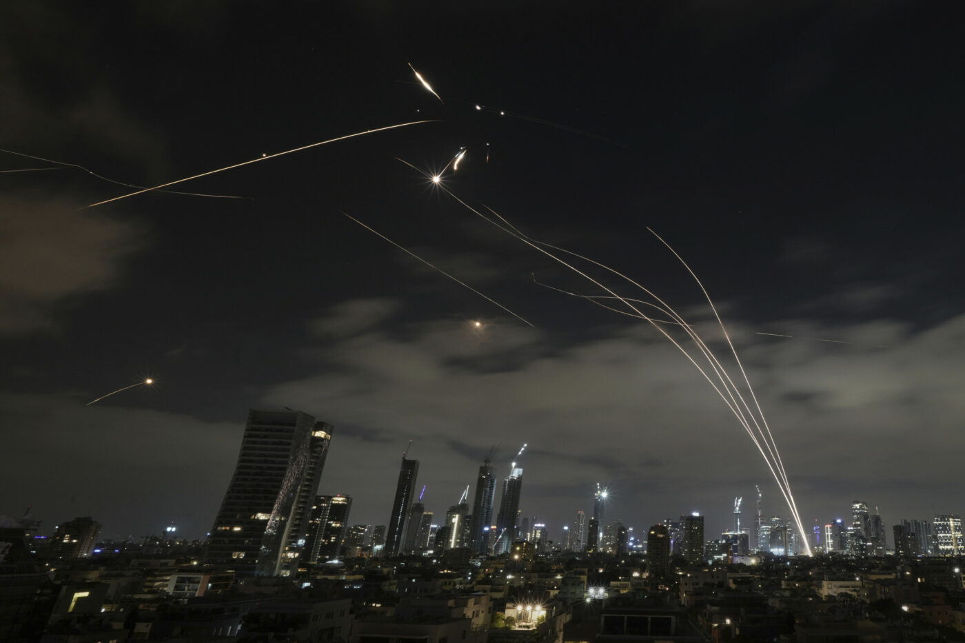 Izraelski system obrony powietrznej Iron Dome strzela, aby przechwycić pociski rakietowe podczas irańskiego ataku na Tel Awiw, Izrael, niedziela, 15 czerwca 2025 r. Foto: AP Photo/Leo Correa