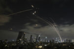 Izraelski system obrony powietrznej Iron Dome strzela, aby przechwycić pociski rakietowe podczas irańskiego ataku na Tel Awiw, Izrael, niedziela, 15 czerwca 2025 r. Foto: AP Photo/Leo Correa