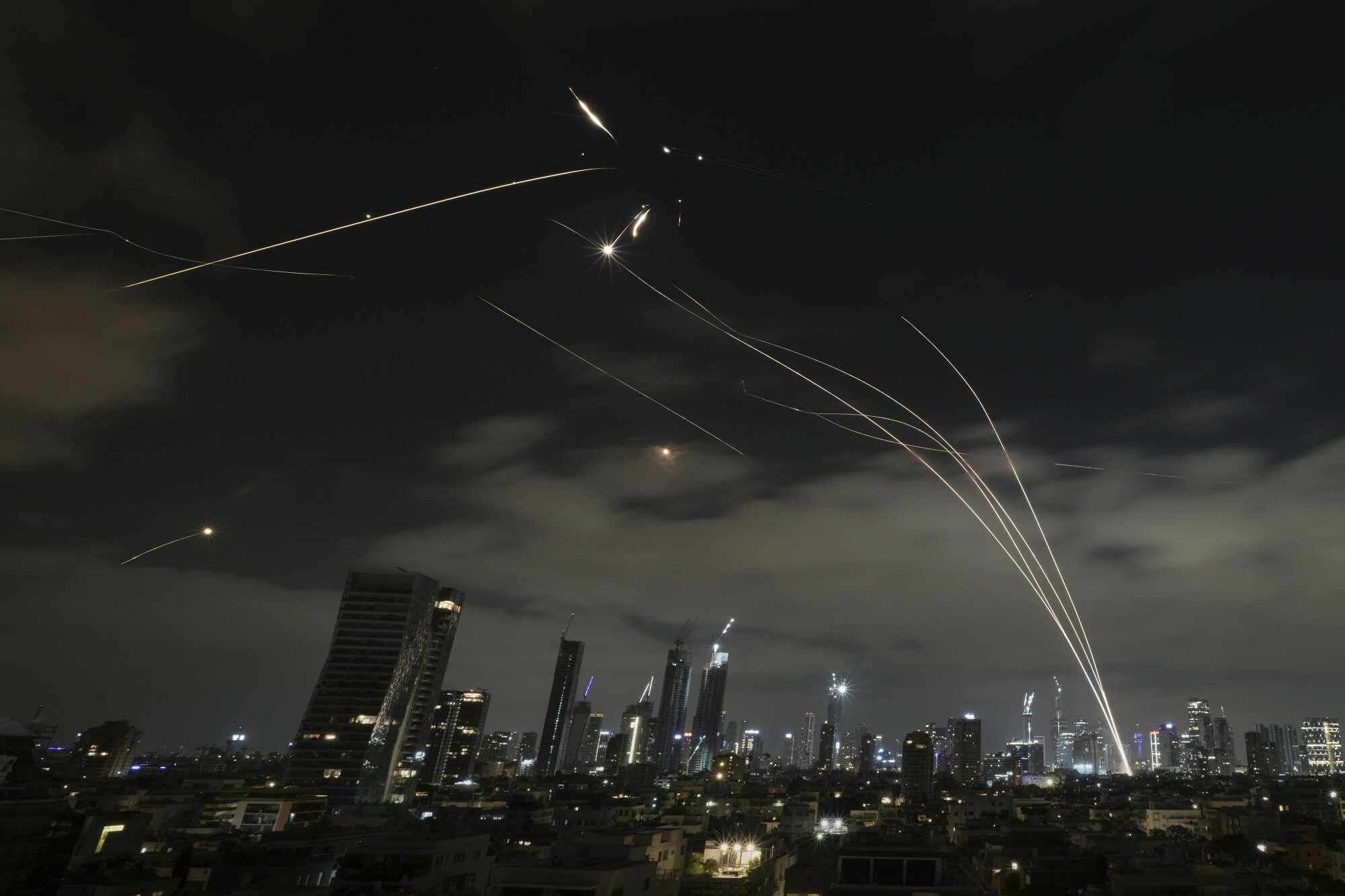 Izraelski system obrony powietrznej Iron Dome strzela, aby przechwycić pociski rakietowe podczas irańskiego ataku na Tel Awiw, Izrael, niedziela, 15 czerwca 2025 r. Foto: AP Photo/Leo Correa