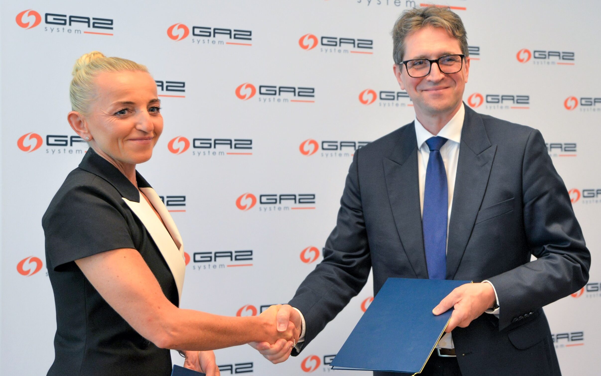 Podpisanie umowy w sprawie finansowania budowy lądowej części FSRU. Na zdjęciu Marta Postuła, wiceprezes BGK i Sławomir Hinc, prezes Gaz-Systemu. Fot.: Gaz-System