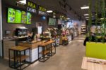 Przy stacjach MOL działają punkty Fresh Corner, gdzie kierowca może posilić się. Zgodnie z obecną promocją posiadacz aplikacji przy zakupie hot doga otrzyma rabat w wysokości 20 groszy na litrze. Fot.: MOL