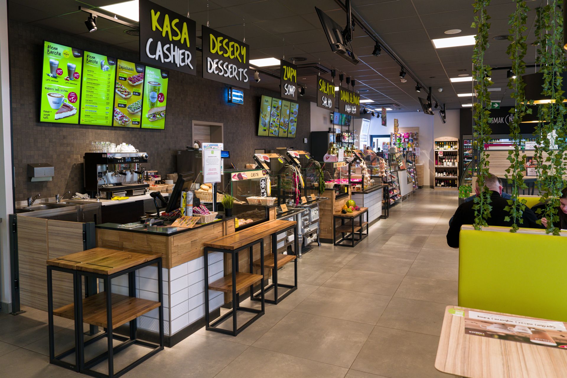 Przy stacjach MOL działają punkty Fresh Corner, gdzie kierowca może posilić się. Zgodnie z obecną promocją posiadacz aplikacji przy zakupie hot doga otrzyma rabat w wysokości 20 groszy na litrze. Fot.: MOL