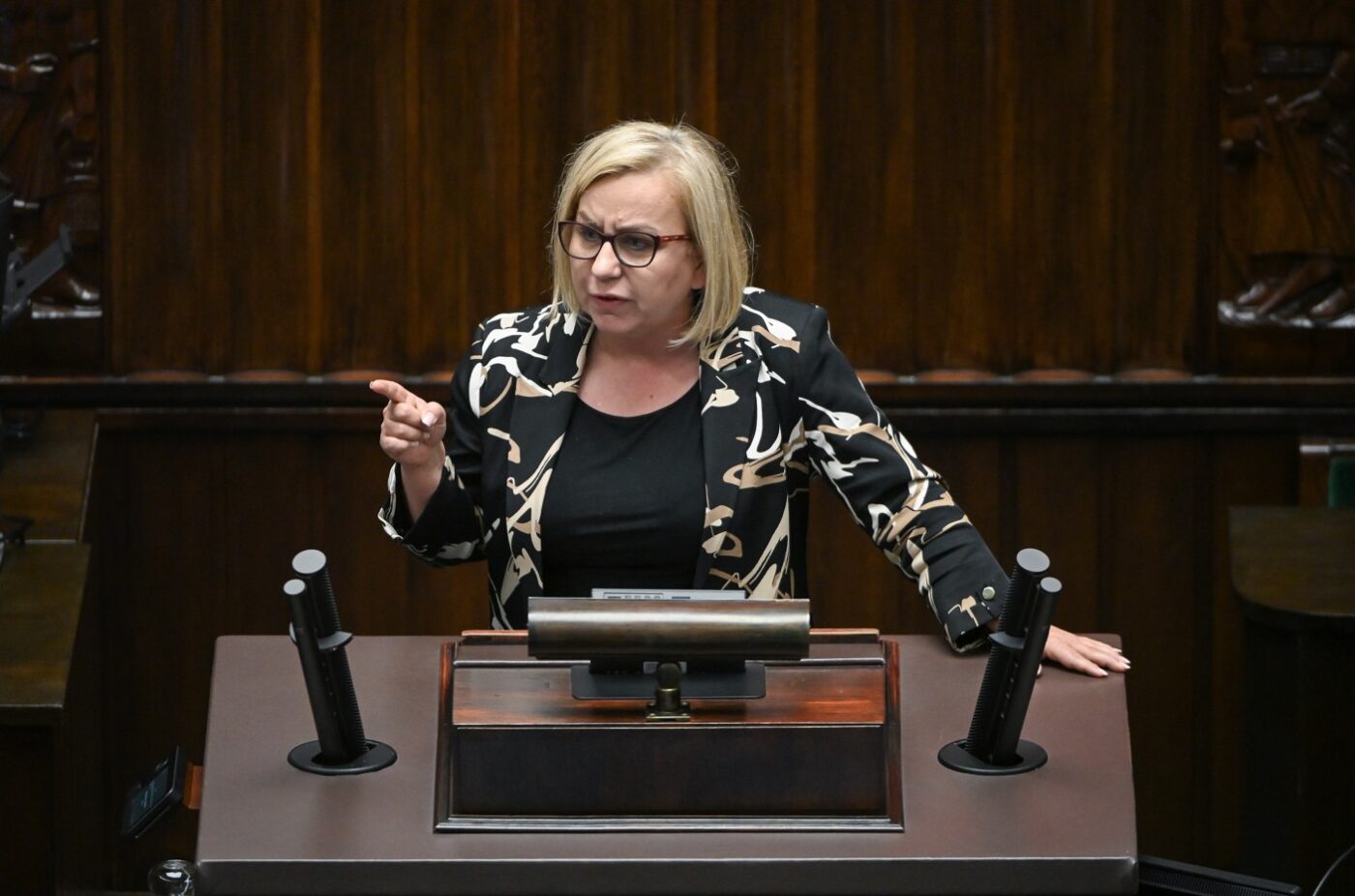 Warszawa, 25.06.2025. Minister klimatu i środowiska Paulina Hennig-Kloska na sali plenarnej Sejmu w Warszawie, 25 bm. W drugim dniu posiedzenia izba zajmie się m.in. rządowym projektem nowelizacji ustawy o inwestycjach w zakresie elektrowni wiatrowych. Posłowie wysłuchają ponadto sprawozdania Krajowej Rady Radiofonii i Telewizji z działalności w 2024 r. oraz informacji o działalności Rady Mediów Narodowych w 2024 r. (sko) PAP/Marcin Obara