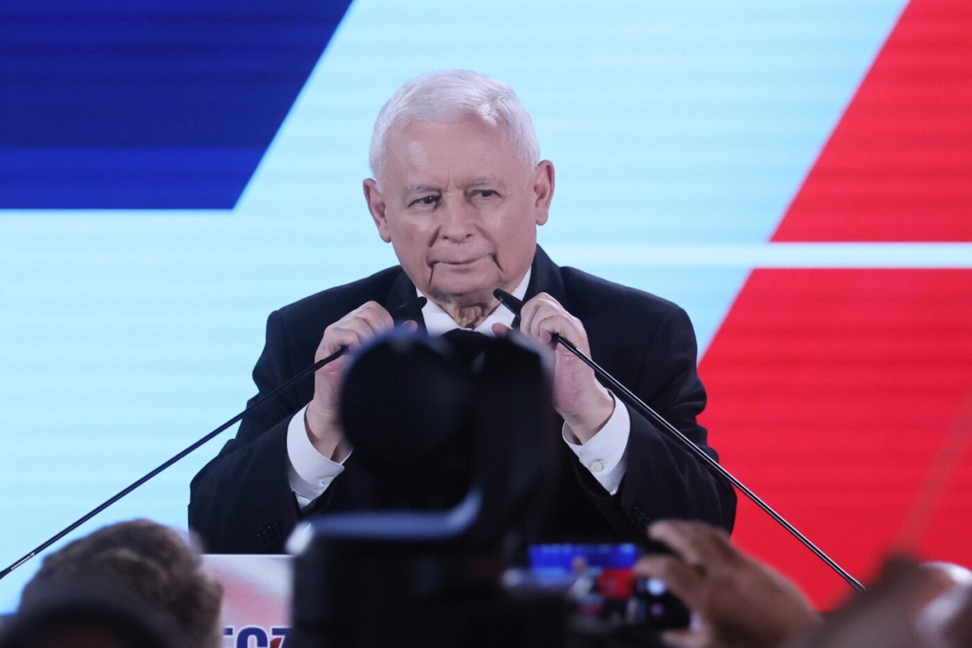 Wybory prezydenta RP - II tura. Prezes PiS Jarosław Kaczyński przemawia w sztabie wyborczym kandydata Komitetu Obywatelskiego, popieranego przez PiS prezesa IPN Karola Nawrockiego, foto: PAP/Leszek Szymański