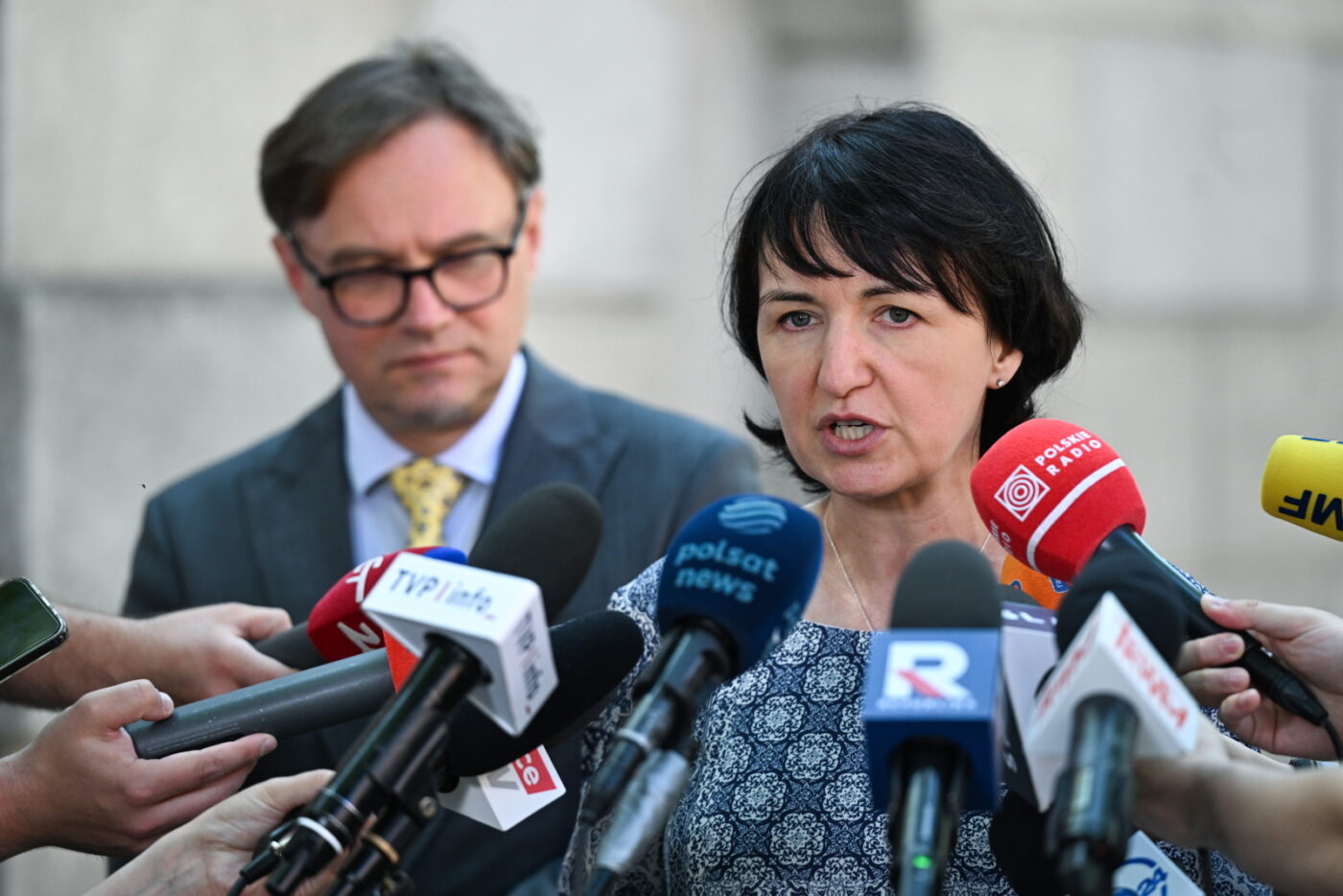 Podsekretarz stanu w MSZ Henryka Mościcka-Dendys oraz rzecznik prasowy MSZ Paweł Wroński, Foto: PAP/Radek Pietruszka