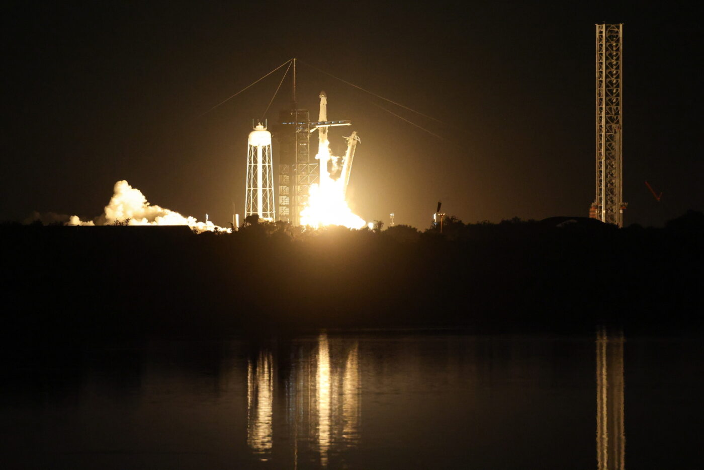 Start rakiety Falcon 9 z kapsułą Crew Dragon z Centrum Kosmicznego Johna F. Kennedy’ego na przylądku Canaveral na Florydzie, Foto: PAP/Leszek Szymański
