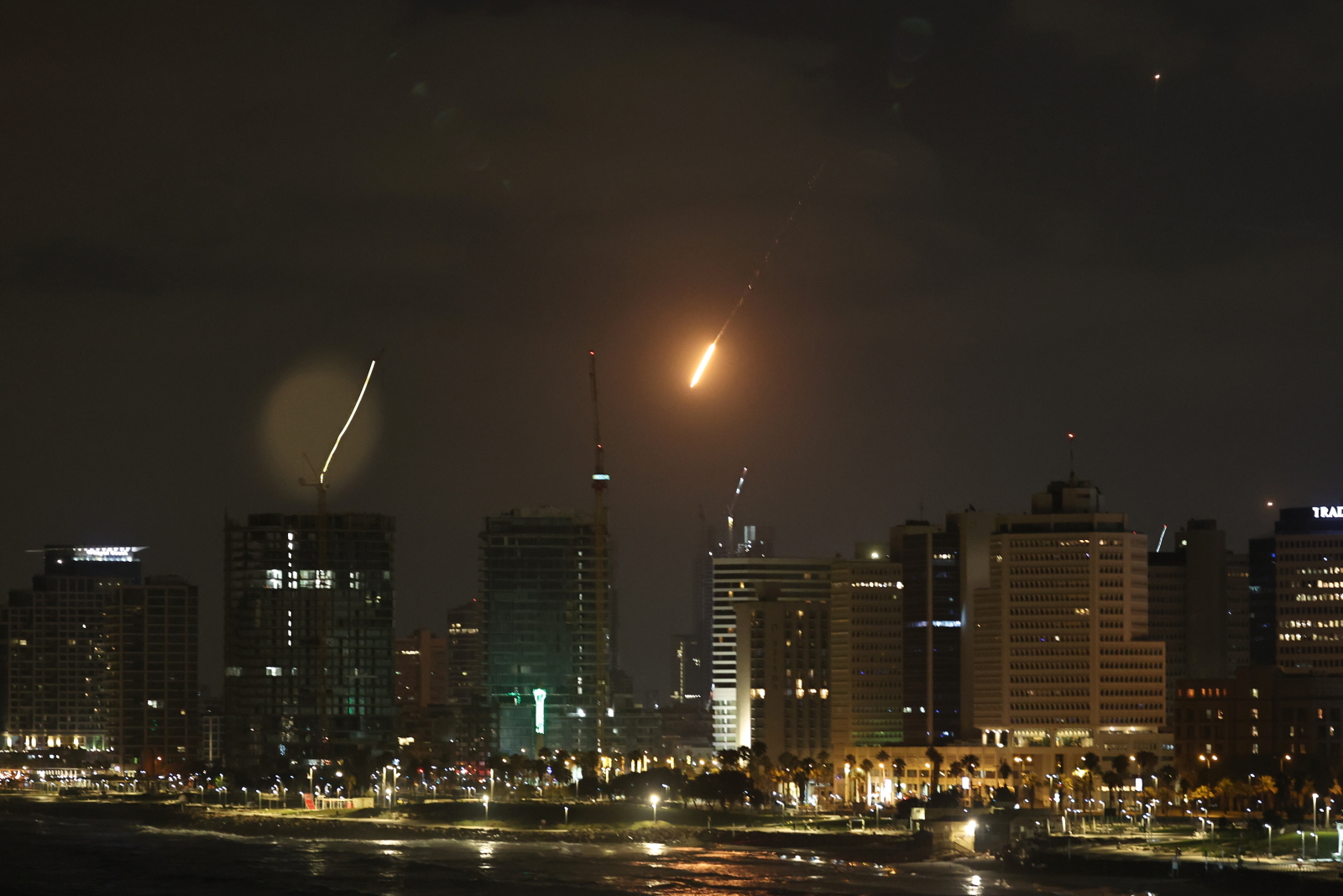 Pocisk wystrzelony z Iranu narusza izraelski system obrony powietrznej „Żelazna Kopuła”, uderzając w obszar w Tel Awiwie, Izrael, 16 czerwca 2025 r. Izrael i Iran prowadzą wymianę ognia od czasu ataku Izraela 13 czerwca 2025 r. w ramach operacji „Wschodzący Lew”. Foto: EPA/ATEF SAFADI