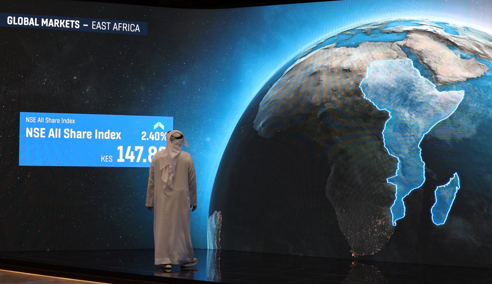 Inwestor przechodzi przed ekranem na Dubai Financial Market w Dubaju, Zjednoczone Emiraty Arabskie, 18 czerwca 2025 r. Wyniki większości rynków akcji w regionie Zatoki Perskiej ucierpiały 18 czerwca 2025 r. z powodu regionalnych napięć geopolitycznych i obaw o potencjalne zakłócenia w eksporcie energii w związku z niedawną eskalacją militarną między Izraelem a Iranem. zdjęcie ilustracyjne Foto: EPA/ALI HAIDER