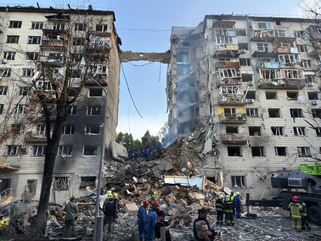 niszczenia spowodowane rosyjskim atakiem na mieszkaniowe dzielnice Kijowa, Foto: PAP/Vladyslav Musiienko