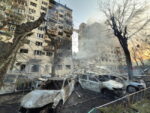 Zniszczenia spowodowane rosyjskim atakiem na mieszkaniowe dzielnice Kijowa, Foto: PAP/Vladyslav Musiienko