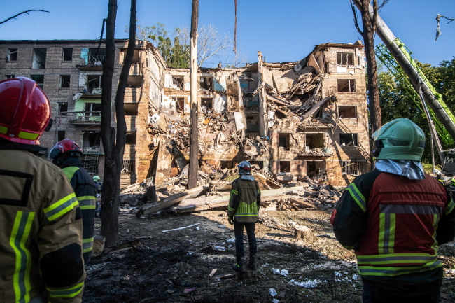 Zniszczenia spowodowane rosyjskim atakiem rakietowym na mieszkaniowe dzielnice Kijowa, 23 bm. W wyniku nocnego ostrzału zginęło co najmniej 6 osób, a 29 zostało rannych. Trwa inwazja Rosji na Ukrainę. PAP/Vladyslav Musiienko