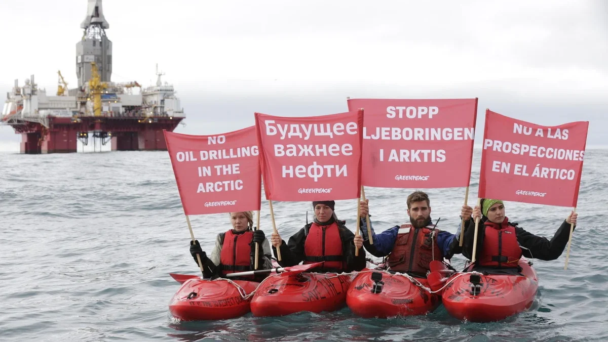 Aktywiści pod platformą. Fot. Greenpeace