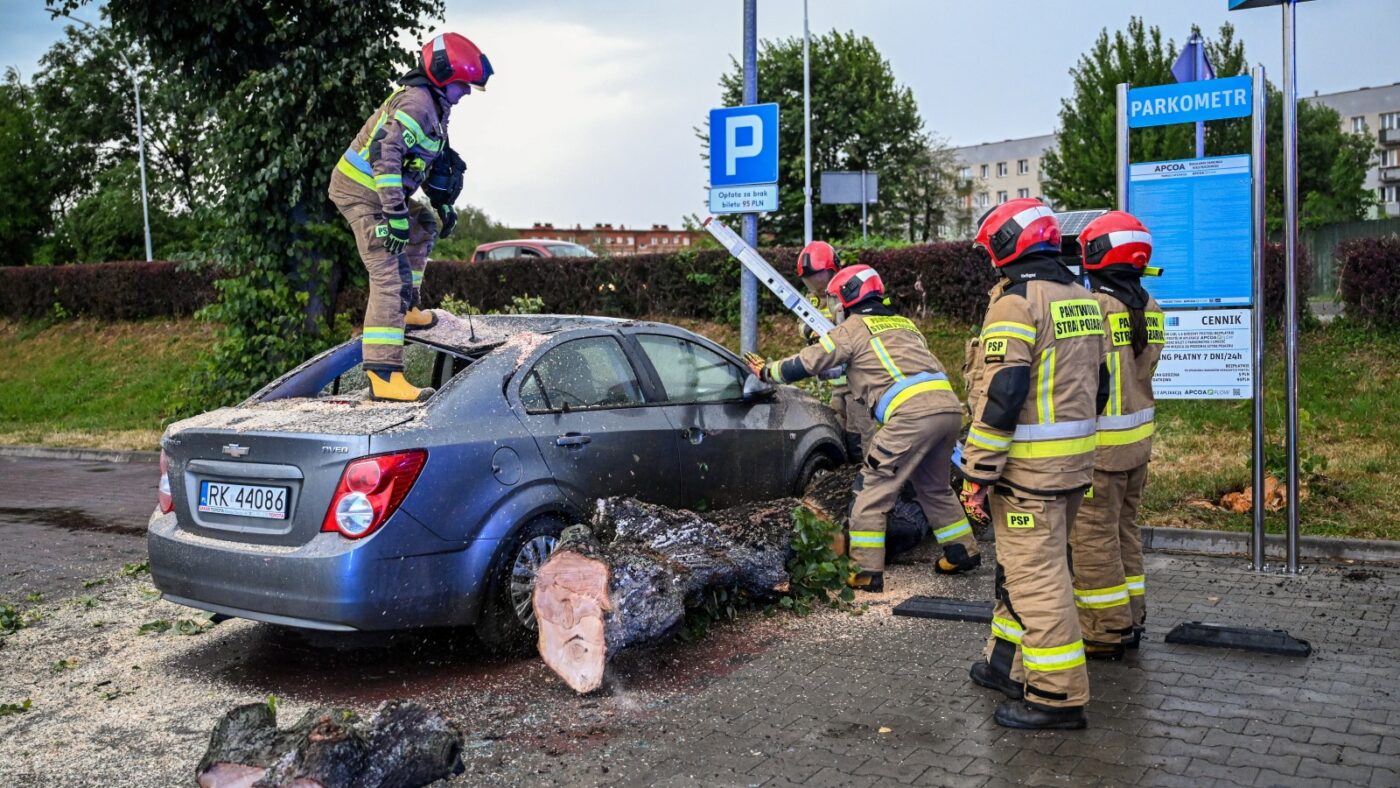 Przemyśl, 07.07.2025. Strażacy usuwają zniszczenia po burzy w Przemyślu, 7 bm. Instytut Meteorologii i Gospodarki Wodnej wydał ostrzeżenia I i II stopnia przed burzami z opadami deszczu i gradu oraz porywami wiatru. Alertami objęta jest zachodnia, południowo-wschodnia i południowa Polska. (jm) PAP/Darek Delmanowicz