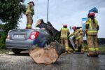 Przemyśl, 07.07.2025. Strażacy usuwają zniszczenia po burzy w Przemyślu, 7 bm. Instytut Meteorologii i Gospodarki Wodnej wydał ostrzeżenia I i II stopnia przed burzami z opadami deszczu i gradu oraz porywami wiatru. Alertami objęta jest zachodnia, południowo-wschodnia i południowa Polska. (jm) PAP/Darek Delmanowicz