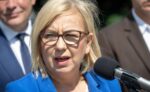 Minister Klimatu i Środowiska Paulina Hennig-Kloska podczas konferencji prasowej Urzędem Miasta Bydgoszczy, 4 bm. Konferencja dot. wsparcia finansowego na działania związane z rekultywacją wielkoobszarowych terenów poprzemysłowych i adaptacją do zmian klimatu, a także rządowego wsparcia dla terenów po dawnym Zachemie. (jm) PAP/Tytus Żmijewski