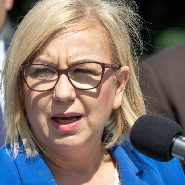 Minister Klimatu i Środowiska Paulina Hennig-Kloska podczas konferencji prasowej Urzędem Miasta Bydgoszczy, 4 bm. Konferencja dot. wsparcia finansowego na działania związane z rekultywacją wielkoobszarowych terenów poprzemysłowych i adaptacją do zmian klimatu, a także rządowego wsparcia dla terenów po dawnym Zachemie. (jm) PAP/Tytus Żmijewski