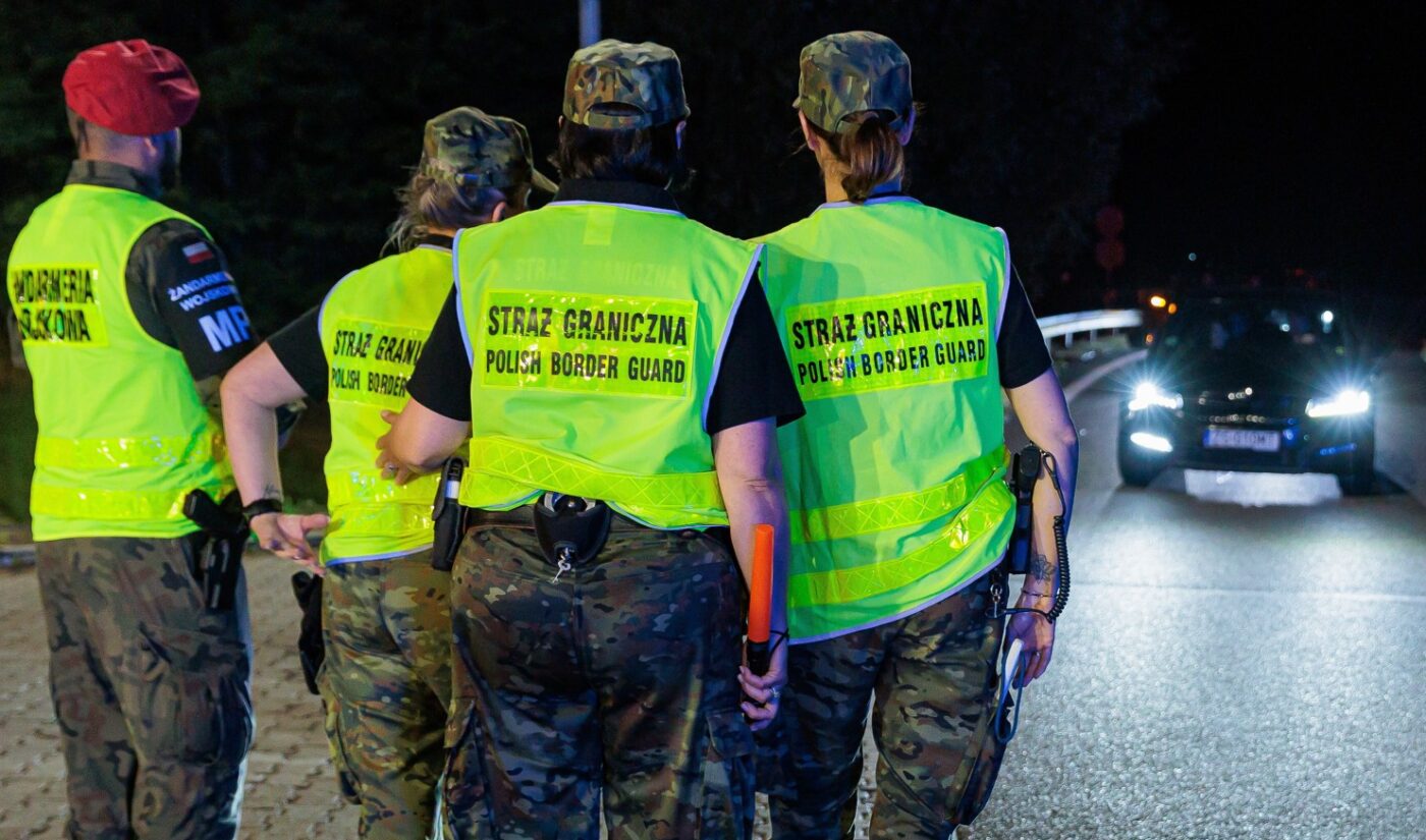 Kołbaskowo, 07.07.2025. Patrol Straży Granicznej na polsko-niemieckim przejściu granicznym w Kołbaskowie, 7 bm. Od północy weszły w życie czasowe selektywne kontrole na granicy polsko-niemieckiej oraz polsko-litewskiej. (jm/amb) PAP/Jerzy Muszyński