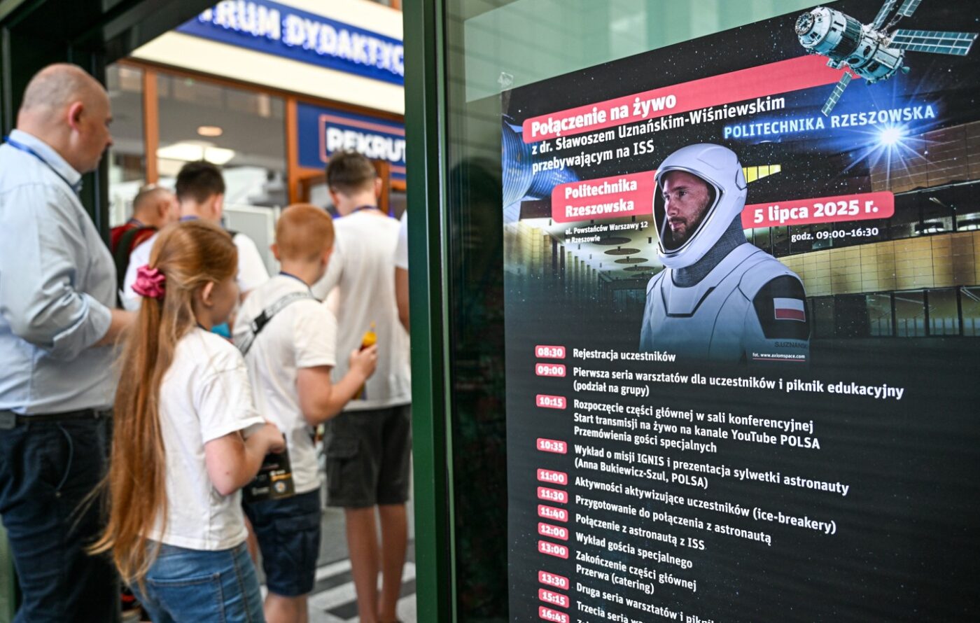 Rzeszów, 05.07.2025. Piknik naukowy, zorganizowany dla gości obserwujących transmisję połączenia z przebywającym na Międzynarodowej Stacji Kosmicznej polskim astronautą Sławoszem Uznańskim-Wiśniewskim, 5 bm. w Rzeszowie. Wydarzenie odbywa się w ramach programu ARISS, umożliwiającego uczniom na całym świecie kontakt z astronautami na stacji ISS. (amb) PAP/Darek Delmanowicz