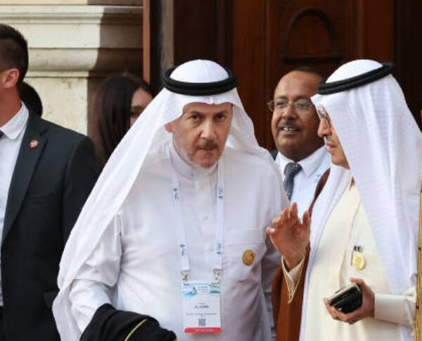 Adeeb Y Al Aama, gubernator Organizacji Krajów Eksportujących Ropę Naftową (OPEC), środek, i książę Abdulaziz bin Salman, minister energii Arabii Saudyjskiej. Źródło: GettyImages