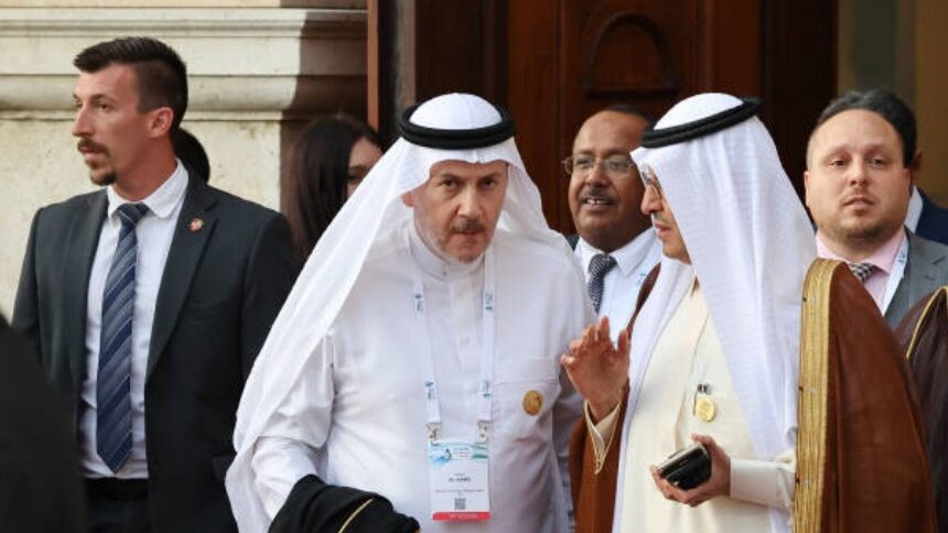 Adeeb Y Al Aama, gubernator Organizacji Krajów Eksportujących Ropę Naftową (OPEC), środek, i książę Abdulaziz bin Salman, minister energii Arabii Saudyjskiej. Źródło: GettyImages