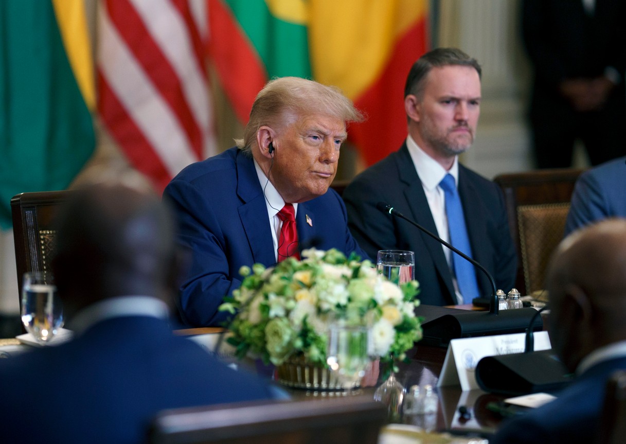 epa12227739 US President Donald Trump (C) during a meeting with African leaders at the White House, Washington, DC, USA, 09 July 2025. President Trump is meeting with the leaders of Gabon, Guinea-Bissau, Liberia, Mauritania and Senegal at the White House to discuss trade. EPA/WILL OLIVER / POOL Dostawca: PAP/EPA
