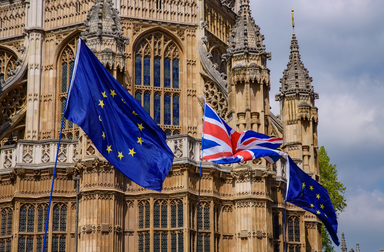 Flagi Unii Europejskiej i Wielkiej Brytanii. Źródło: Freepik
