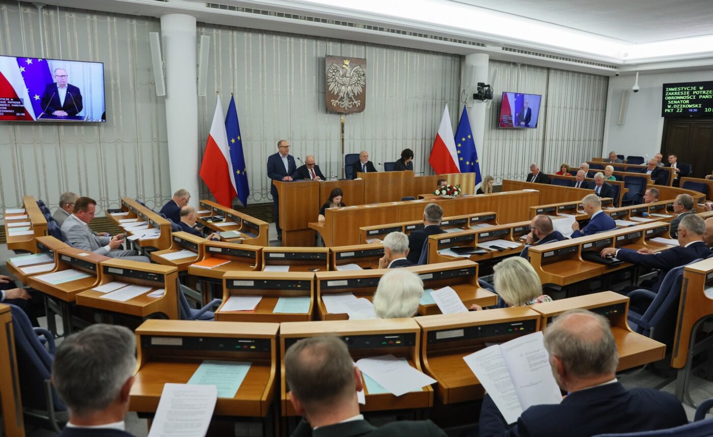 Warszawa, 17.07.2025. Senatorowie na sali obrad Senatu w Warszawie, 17 bm. W drugim dniu posiedzenia izba zajmuje się m.in. ustawą związaną ze strategicznymi inwestycjami w zakresie obronności. (jm) PAP/Leszek Szymański