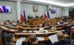 Warszawa, 17.07.2025. Senatorowie na sali obrad Senatu w Warszawie, 17 bm. W drugim dniu posiedzenia izba zajmuje się m.in. ustawą związaną ze strategicznymi inwestycjami w zakresie obronności. (jm) PAP/Leszek Szymański