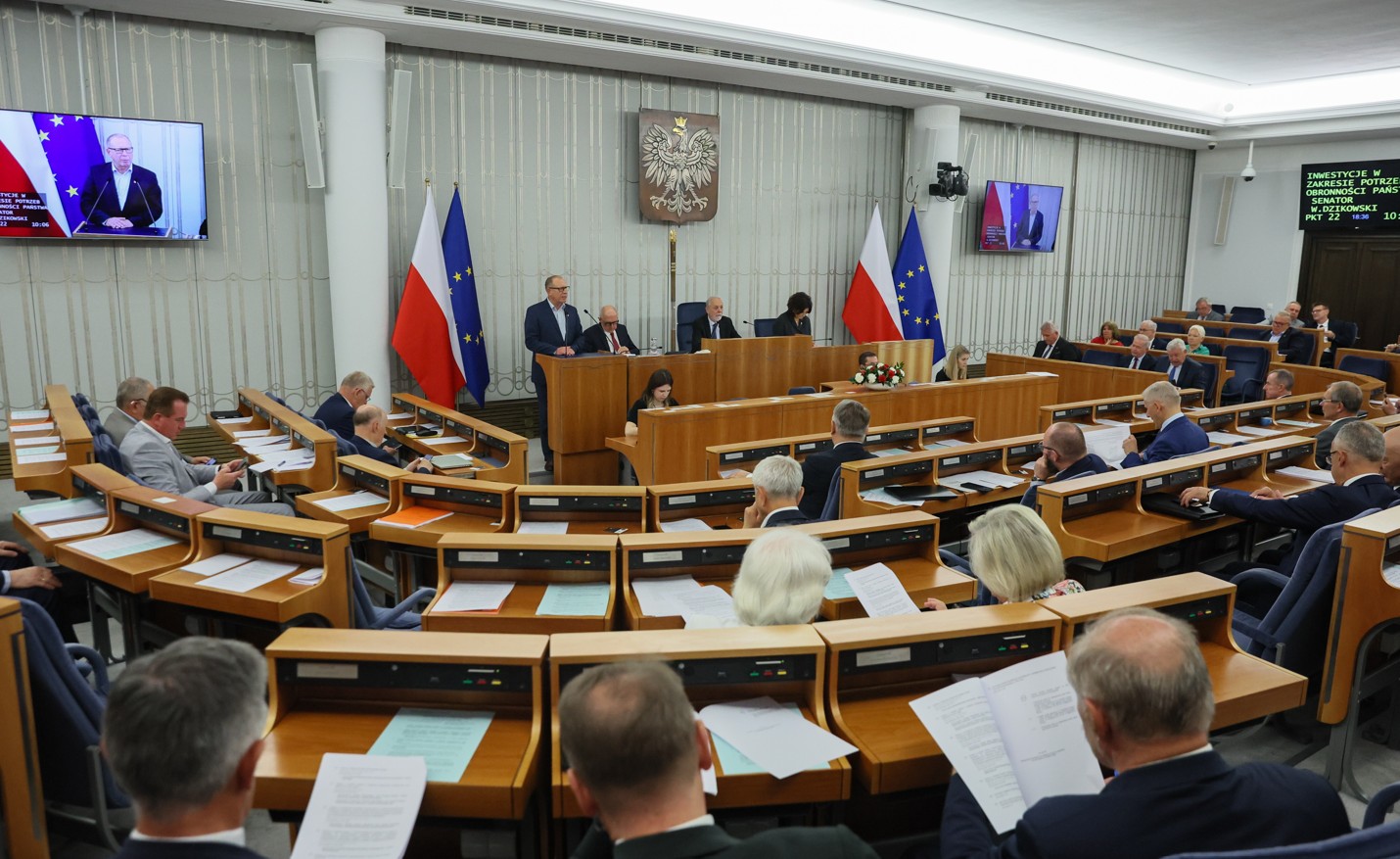 Warszawa, 17.07.2025. Senatorowie na sali obrad Senatu w Warszawie, 17 bm. W drugim dniu posiedzenia izba zajmuje się m.in. ustawą związaną ze strategicznymi inwestycjami w zakresie obronności. (jm) PAP/Leszek Szymański