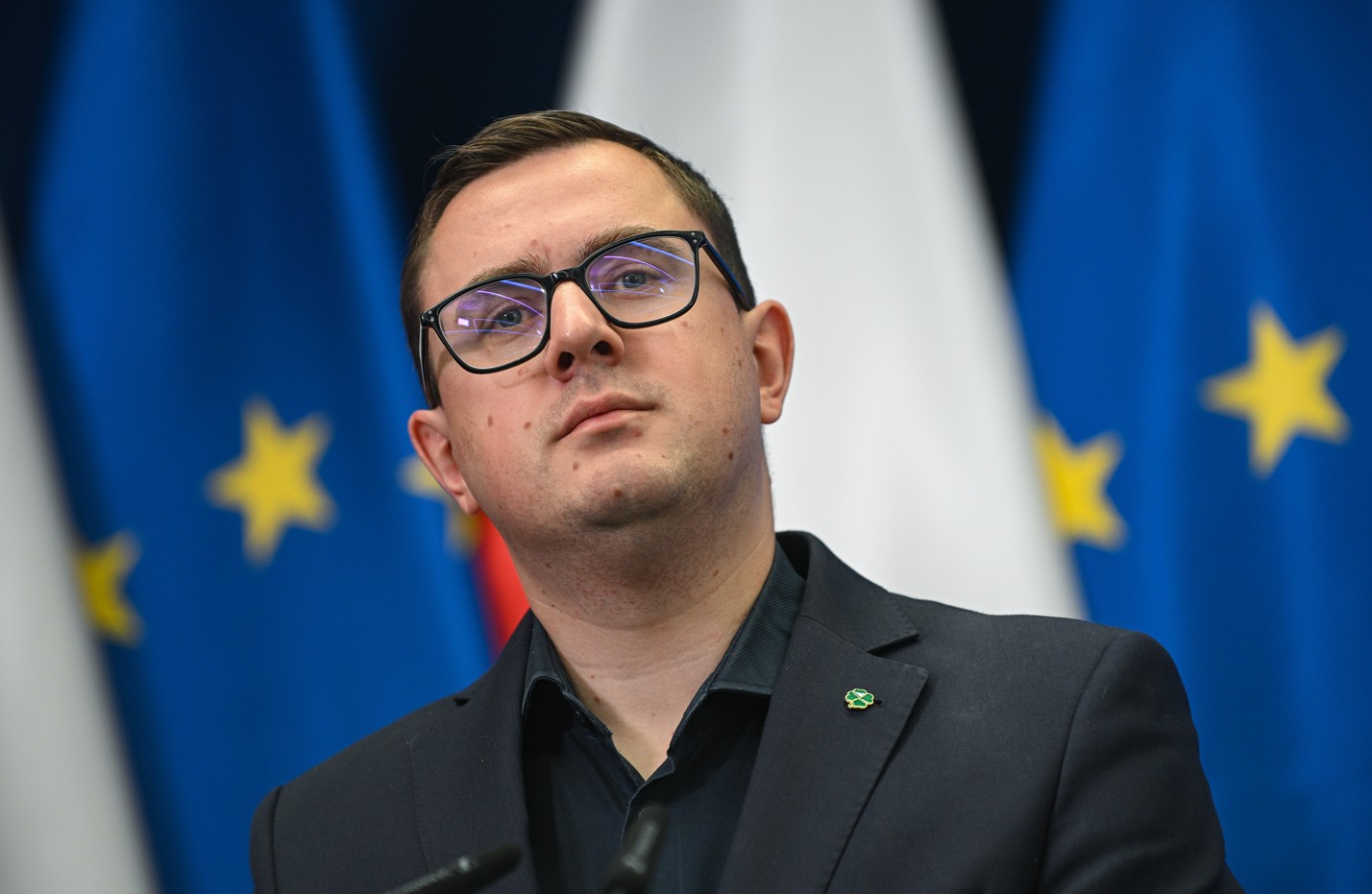Warszawa, 17.07.2025. Wiceminister klimatu i środowiska Miłosz Motyka podczas konferencji prasowej w siedzibie Ministerstwa Rozwoju i Technologii w Warszawie, 17 bm. (sko) PAP/Marcin Obara