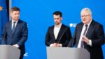 Jan Grabiec, Michał Kołodziejczak i Czesław Siekierski podczas konferencji prasowej. Źródło: wikimedia