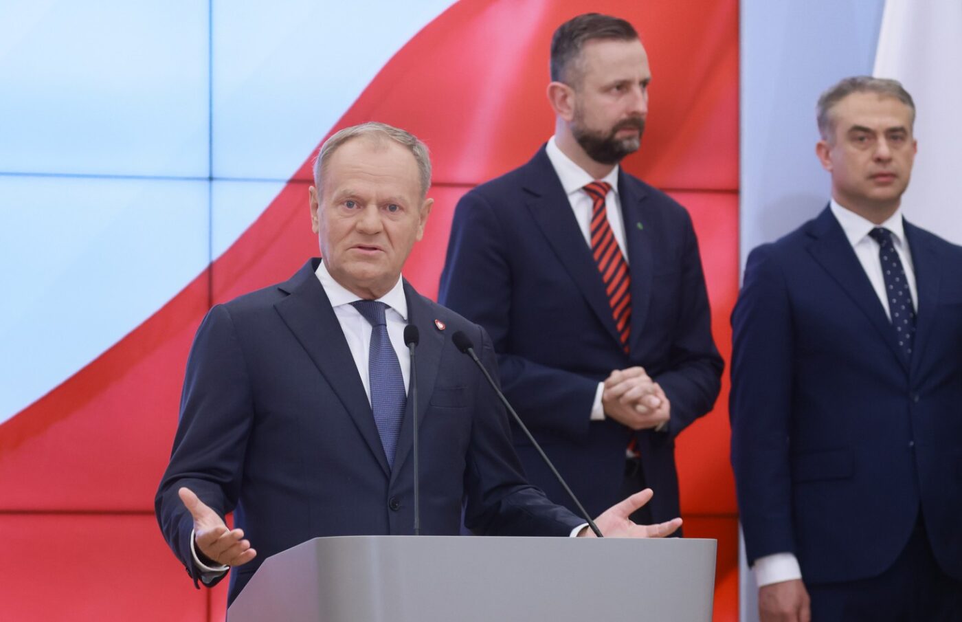 Warszawa, 23.07.2025. Premier Donald Tusk (L), wicepremier, minister obrony Władysław Kosiniak-Kamysz (C) i wicepremier, minister cyfryzacji Krzysztof Gawkowski (P) podczas konferencji prasowej w KPRM w Warszawie, 23 bm. Szef rządu przedstawił szczegóły rekonstrukcji swojego gabinetu. (mr) PAP/Leszek Szymański