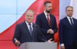 Warszawa, 23.07.2025. Premier Donald Tusk (L), wicepremier, minister obrony Władysław Kosiniak-Kamysz (C) i wicepremier, minister cyfryzacji Krzysztof Gawkowski (P) podczas konferencji prasowej w KPRM w Warszawie, 23 bm. Szef rządu przedstawił szczegóły rekonstrukcji swojego gabinetu. (mr) PAP/Leszek Szymański