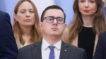 Warszawa, 23.07.2025. Nowy minister energii Miłosz Motyka podczas konferencji prasowej premiera Donalda Tuska w KPRM w Warszawie, 23 bm. Szef rządu przedstawił szczegóły rekonstrukcji swojego gabinetu. (mr) PAP/Leszek Szymański