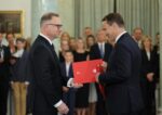 Warszawa, 24.07.2025. Prezydent Andrzej Duda (L) oraz powołany na funkcję wicepremiera, szef MSZ Radosław Sikorski (P) podczas zmiany w składzie Rady Ministrów w Pałacu Prezydenckim w Warszawie, 24 bm. (aldg) PAP/Paweł Supernak