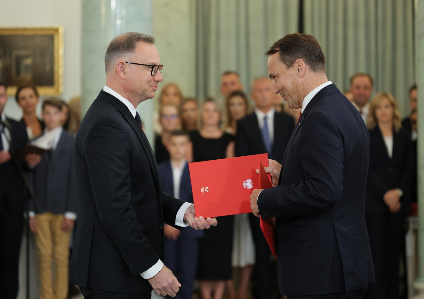 Warszawa, 24.07.2025. Prezydent Andrzej Duda (L) oraz powołany na funkcję wicepremiera, szef MSZ Radosław Sikorski (P) podczas zmiany w składzie Rady Ministrów w Pałacu Prezydenckim w Warszawie, 24 bm. (aldg) PAP/Paweł Supernak