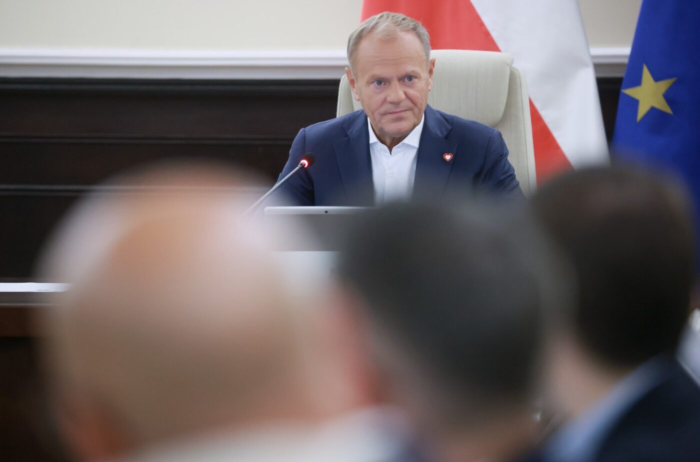 Warszawa, 25.07.2025. Premier Donald Tusk podczas posiedzenia rządu w Kancelarii Prezesa Rady Ministrów w Warszawie, 25 bm. Rząd zajmie się m.in. przygotowanymi przez Ministerstwo Obrony Narodowej Strategią Bezpieczeństwa Narodowego Polski oraz projektem uchwały ws. upoważnienia MON do złożenia deklaracji dot. zaangażowania Polski w działania w celu pozyskania pomocy finansowej w ramach unijnego instrumentu „Security Action for Europe (SAFE)”. (amb) PAP/Leszek Szymański
