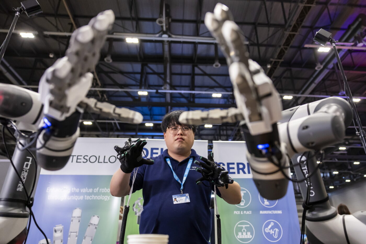 Mężczyzna obsługuje chwytak robota „Delto” (DG-5F) firmy Tesollo podczas globalnego szczytu AI for Good w Palexpo w Genewie, Szwajcaria, 08 lipca 2025 r. foto ilustracja, zdjęcie: EPA/SALVATORE DI NOLFI