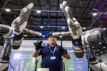 Mężczyzna obsługuje chwytak robota „Delto” (DG-5F) firmy Tesollo podczas globalnego szczytu AI for Good w Palexpo w Genewie, Szwajcaria, 08 lipca 2025 r. foto ilustracja, zdjęcie: EPA/SALVATORE DI NOLFI
